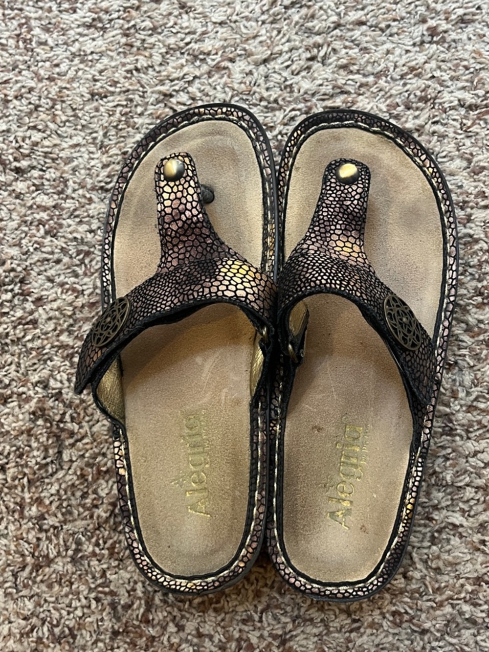 Aetrex Bronze and Black Textured Thong Sandals